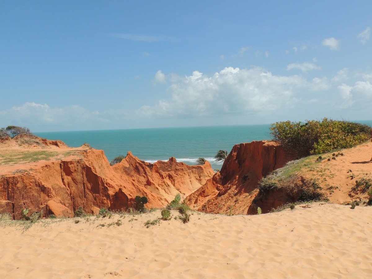 Falésias vermelhas à beira-mar em Canoa Quebrada