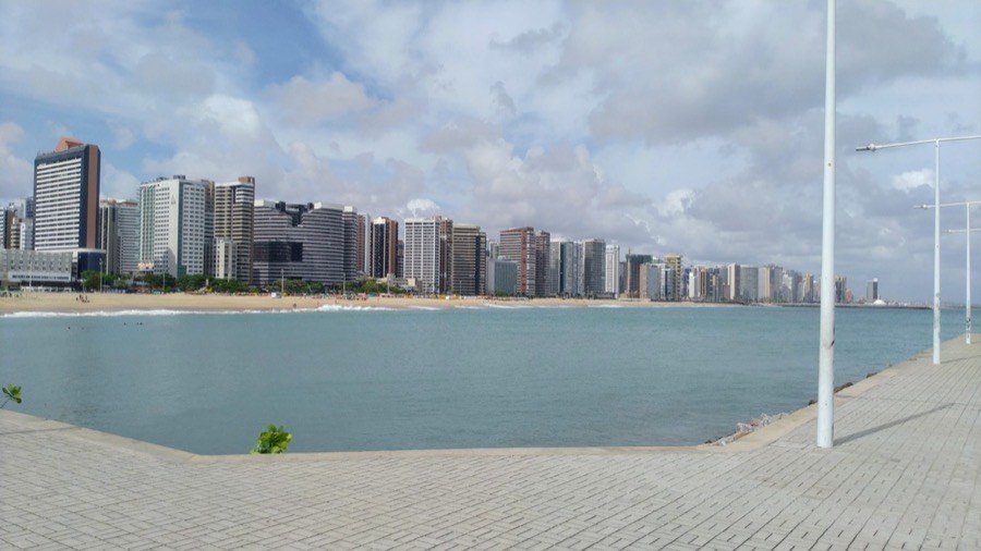 Skyline de Fortaleza visto do mar ao entardecer
