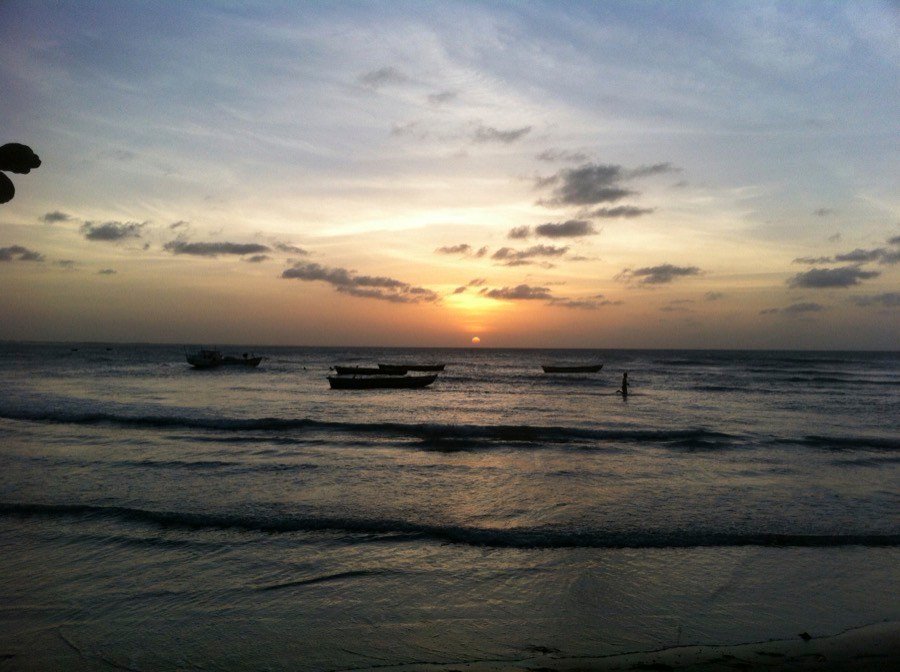 Praia de Jericoacoara com dunas ao fundo